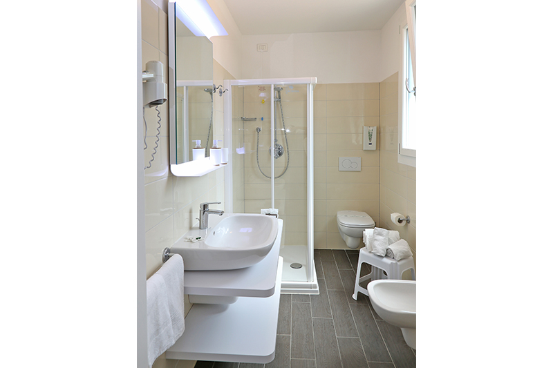 Bathroom Superior Room - Hotel Orchidea Bardolino